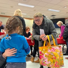 Distribution de colis gourmands aux seniors