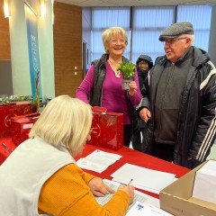 Distribution de colis gourmands aux seniors