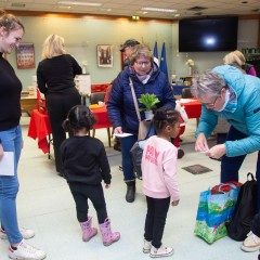 Distribution de colis gourmands aux seniors