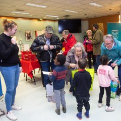 Distribution de colis gourmands aux seniors